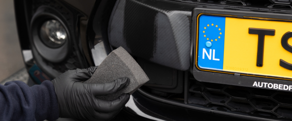 Hero afbeelding Hoe verwijder ik witte waxvlekken van zwarte kunststof bumpers?