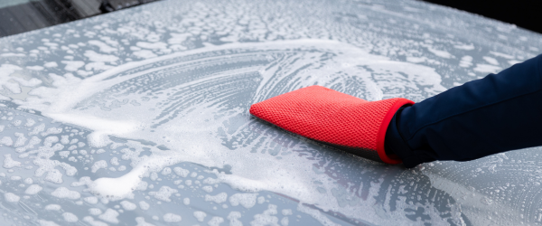 Hero afbeelding Mijn autolak voelt ruw aan, hoe maak ik die weer glad?