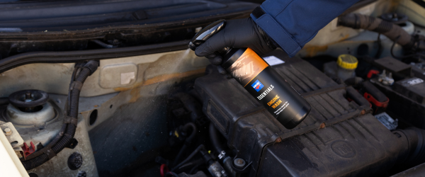 Hero afbeelding Hoe reinig ik mijn motorruimte veilig?