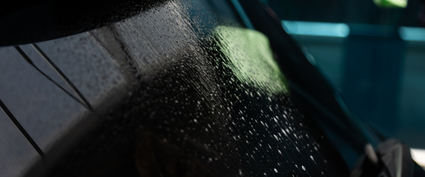 Hero afbeelding Hoe verwijder ik stickers en lijmresten van de autoruit?