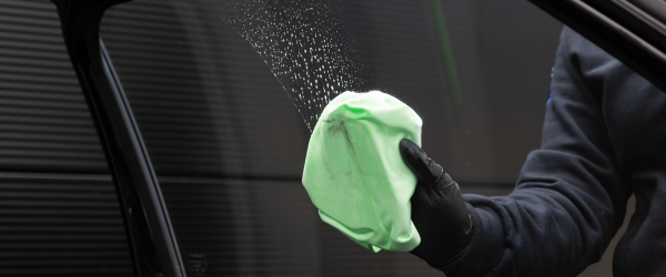 Hero afbeelding Hoe verwijder ik water- of kalkvlekken van de autoruit?