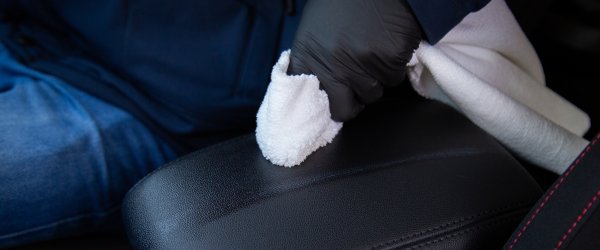 Hero afbeelding Hoe verwijder ik vlekken van het leer in mijn auto?