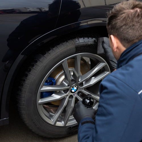 Aanbrengen van Bumper & Tyre Care op de banden