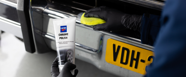 Hoe poets ik chromen of metalen onderdelen van de auto?