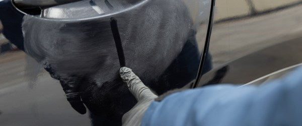 Hoe verwijder ik krassen uit de autolak?