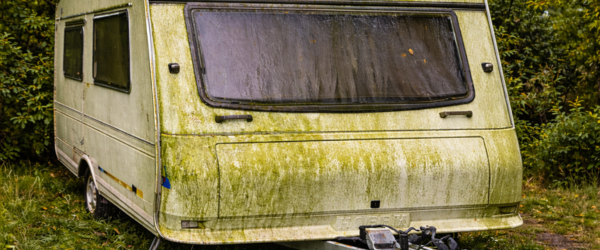 Hoe verwijder ik groene aanslag van mijn camper of caravan? 