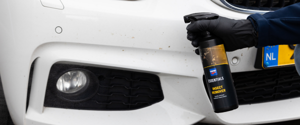 Hoe verwijder ik insectenresten van mijn auto?