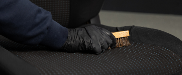 Hoe verwijder ik kauwgom uit de bekleding?