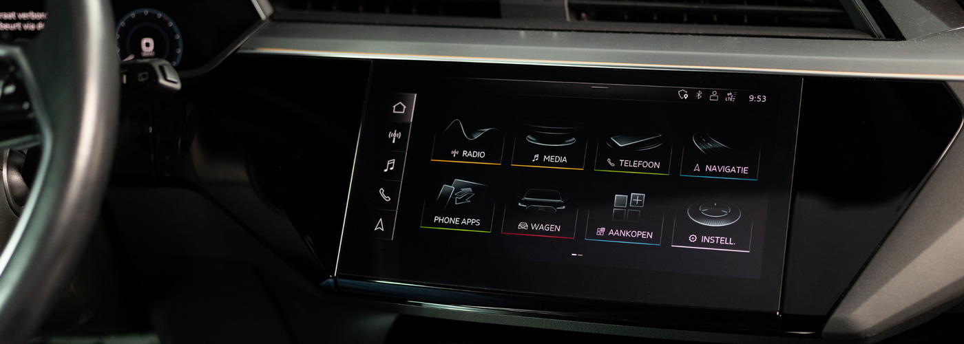 Hoe maak ik het touchscreen in mijn auto veilig schoon?