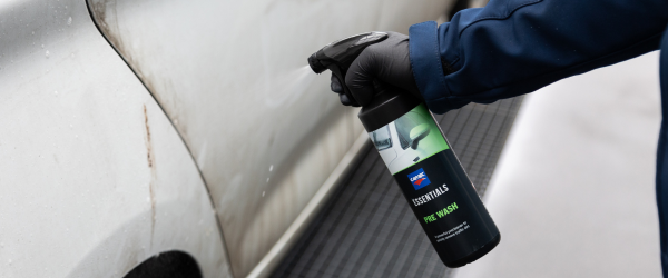 Hero afbeelding Hoe verwijder ik hardnekkige vuilfilm van de lak?