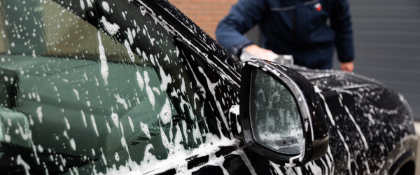 In welke volgorde kan ik het beste mijn auto wassen?