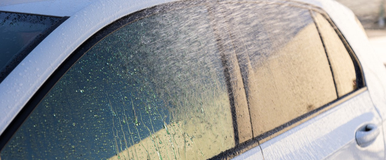 Hoe maak ik mijn autoruiten waterafstotend?